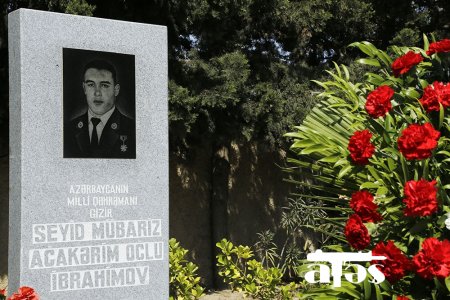 Müdafiə Nazirliyinin nümayəndə heyəti Milli Qəhrəman Mübariz İbrahimovun məzarını ziyarət edib