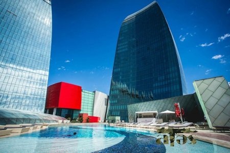 Polis “Fairmont Baku”da karantin qaydalarını pozanlara qarşı əməliyyat keçirir