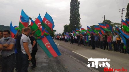 ŞƏHİD GENERALI QARŞILAMAQ ÜÇÜN YÜZLƏRLƏ İNSAN TOPLAŞIB – FOTO