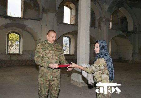 İlham Əliyev Məkkədən gətirdiyi “Qurani-Kərim”i Ağdam məscidinə bağışladı