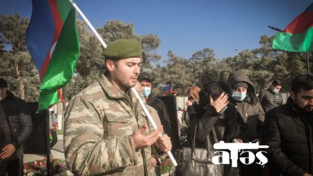 Azərbaycan xalqı Yeni ilin ilk günü Şəhidlər xiyabanına axışdı - FOTO