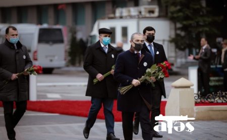 Mikayıl Cabbarov Xocalı abidəsini ziyarət etdi - FOTOLAR