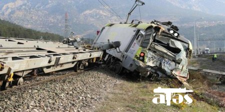 Türkiyədə yük qatarı relsdən çıxdı: Yaralananlar var - FOTO/VİDEO