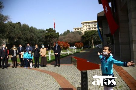 Azərbaycanlı qız Türkiyə səfiri qarşısında İstiqlal Marşını dedi - VİDEO