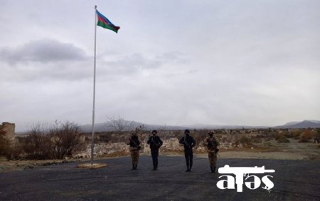 Azad olunmuş əraziyə keçmək istəyən şəxs avtomobillə polisi vurub qaçdı