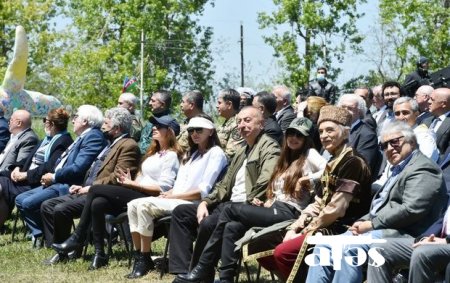 Prezident və ailəsi “Xarıbülbül” musiqi festivalının ikinci günündə