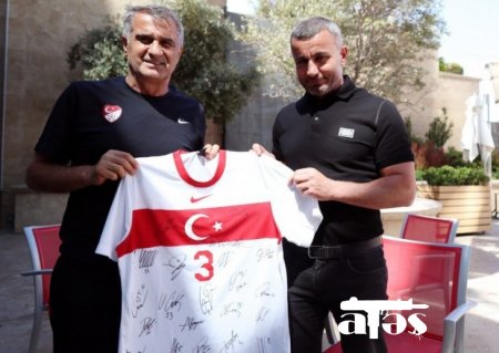 Şenol Güneş Qurban Qurbanova forma hədiyyə etdi