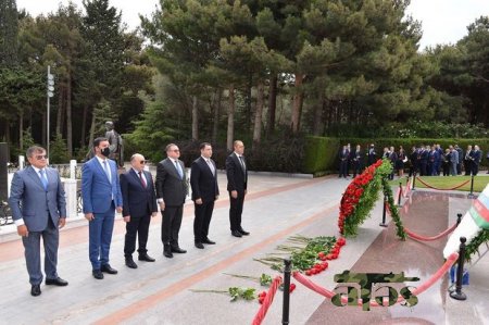 XİN-in rəhbər heyəti Fəxri xiyaban və Şəhidlər xiyabanını ziyarət edib - FOTO