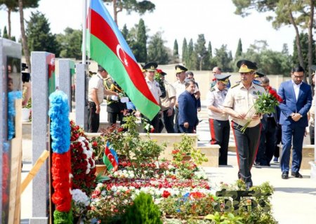 Zakir Həsənov İkinci Şəhidlər xiyabanını ziyarət etdi