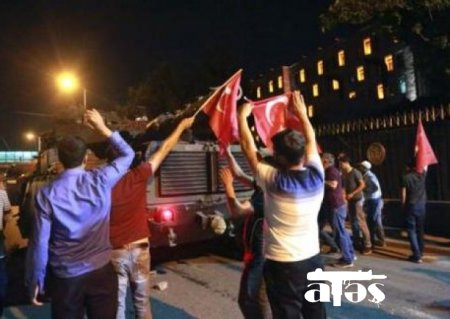 "Çevriliş etmək istəyən xainlərə imkan verilmədi" - Türkiyə MN