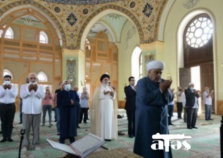 "Təzəpir" məscidində bayram namazı qılınıb