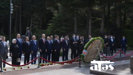 AK Partiyanın nümayəndə heyəti Fəxri xiyabanı ziyarət etdi