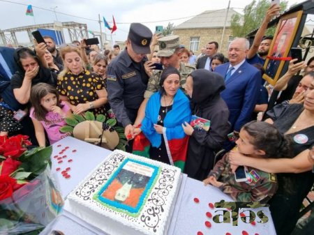 Şəhidimizin anım tədbirində qandonduran mənzərə: Çarəsiz ananın fonunda gülümsəyən icra başçısı...