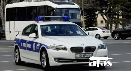 Bakıda polis maşını qəzaya düşdü