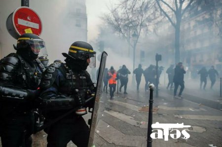 Parisdə prezidentliyə namizəd jurnalistə qarşı etiraz aksiyası keçirilib