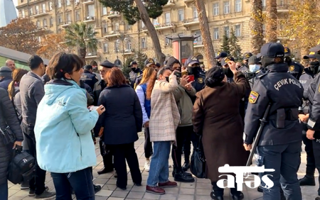 “Tərtər işi”ndə ittiham edilənlərin yaxınları toplaşdı - DİN-dən reaksiya