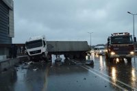 Bakı-Quba yolunda qəza: Yol təsərrüfatına ziyan dəydi - FOTO