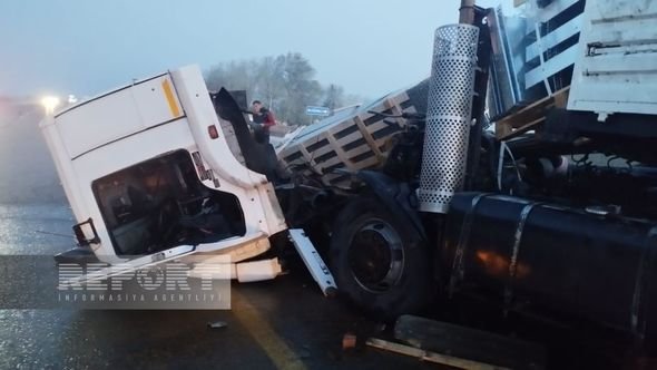 Kürdəmirdə “KamAZ” beton səkiyə çırpılıb, sürücü xəsarət alıb - FOTO