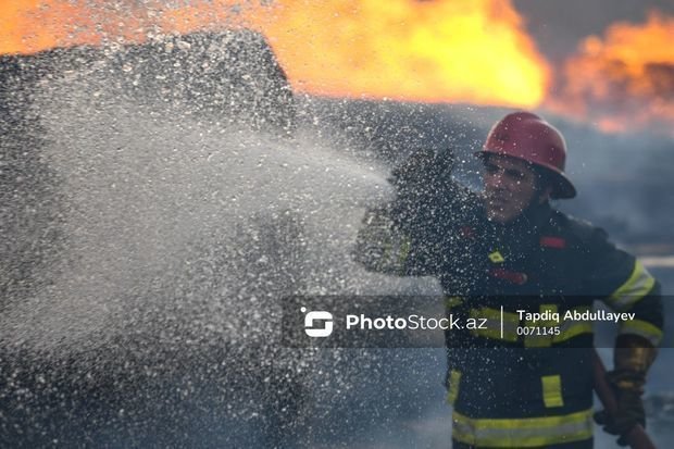 Astarada altıotaqlı ev yanaraq külə dönüb