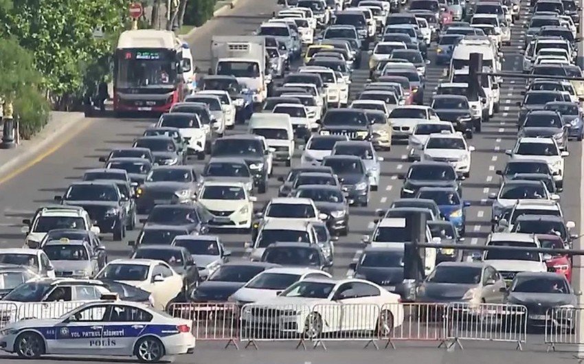 Bakıda nəqliyyatın sıxlığının müşahidə olunduğu yollar açıqlanıb