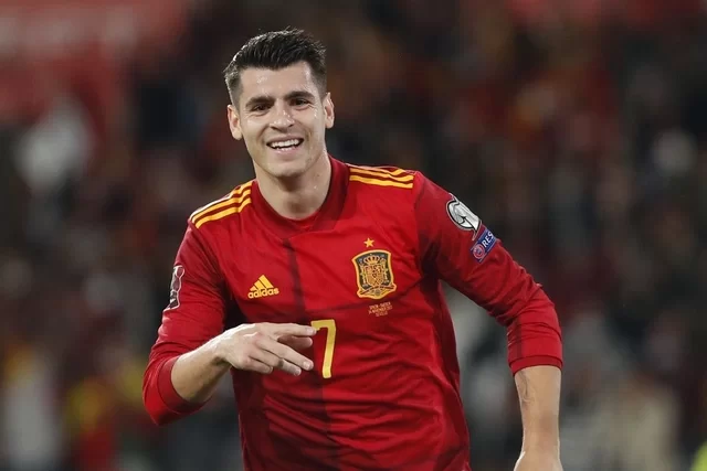 Morata komanda yoldaşları üçün yemək hazırladı