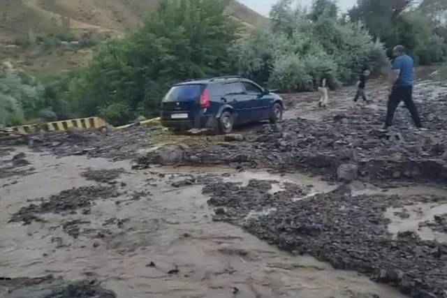 Naxçıvanda güclü yağış bəzi avtomobil yollarında məhdudiyyət yaradıb